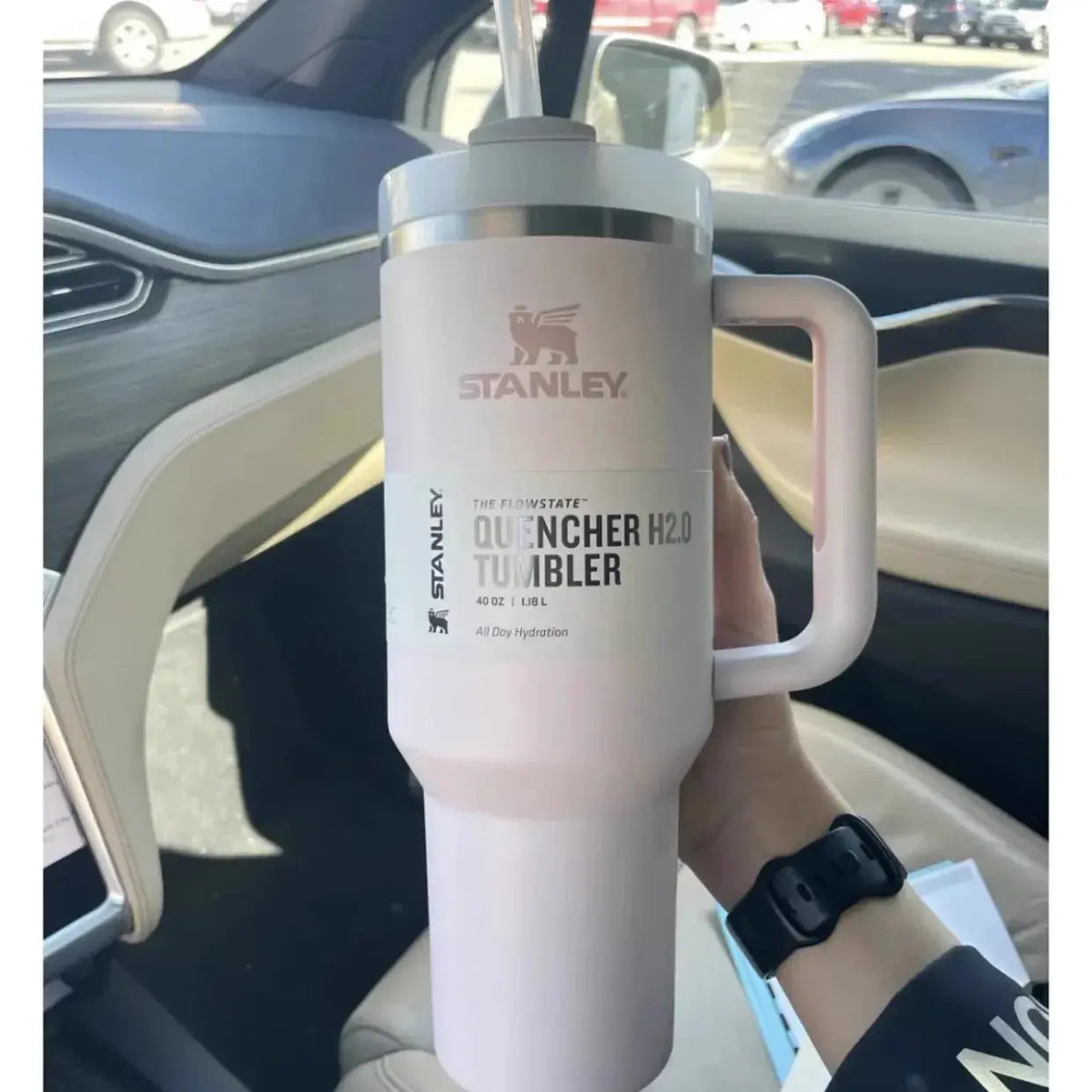 STANLEY Quencher 2.0: Der Edelstahl Vakuumisolierbecher, der Nachhaltigkeit und Trend vereint - Raffiniertedinge STANLEY Quencher 2.0: Der Edelstahl Vakuumisolierbecher, der Nachhaltigkeit und Trend vereint - Raffiniertedinge